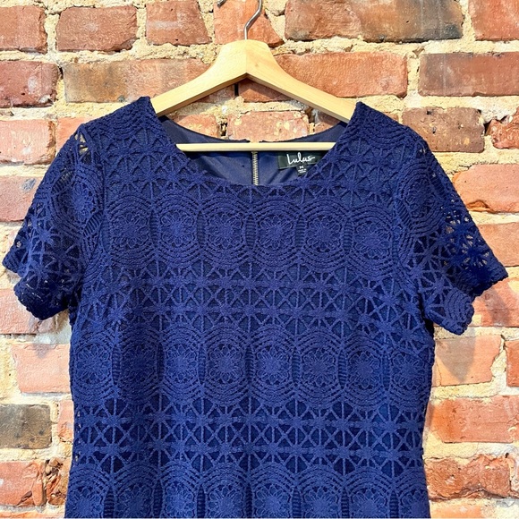 Lulu's Navy Lace Shift Dress Size Medium Back Exposed Zipper - Picture 4 of 8